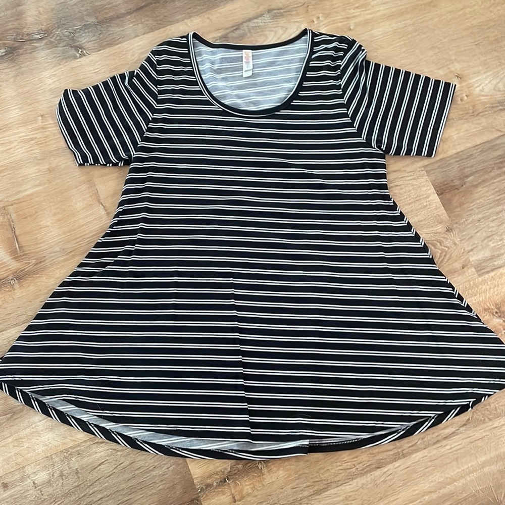 EUC LULAROE PERFECT T - Size Medium